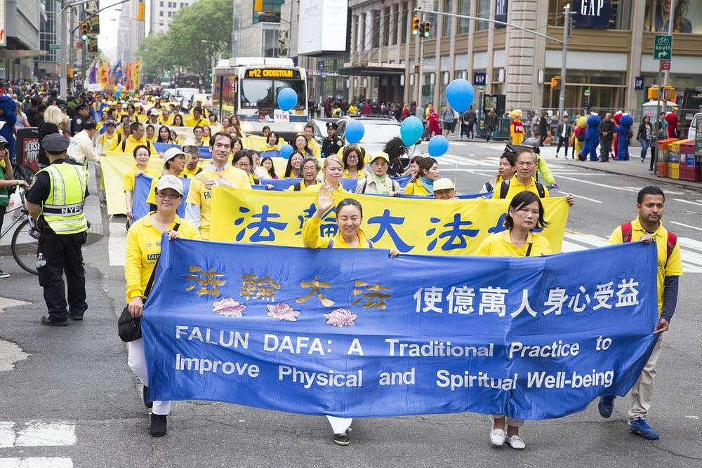 Skoro 10.000 praktikanta iz više od 53 zemlje su održali paradu na Manhatanu u New Yorku 13. maja 2016. godine proslavljajući godišnjicu predstavljanja Falun Dafa javnosti. 