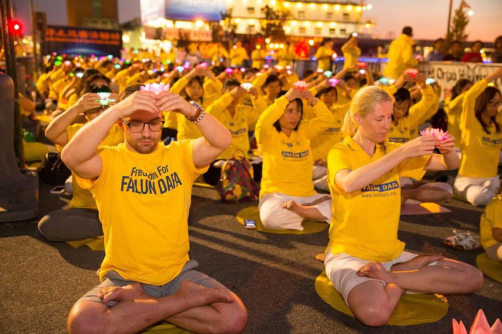 Praktikanti Falun Dafa okupljeni ispred kineskog konzulata u New Yorku 20. jula 2016. godine pozivaju na okončanje progona dugog 17 godina koji vrši Kineska komunistička partija. Najmanje je 4.030 praktikanata umrlo od pretrpljene torture u policijskim kazamatima u Kini. 
