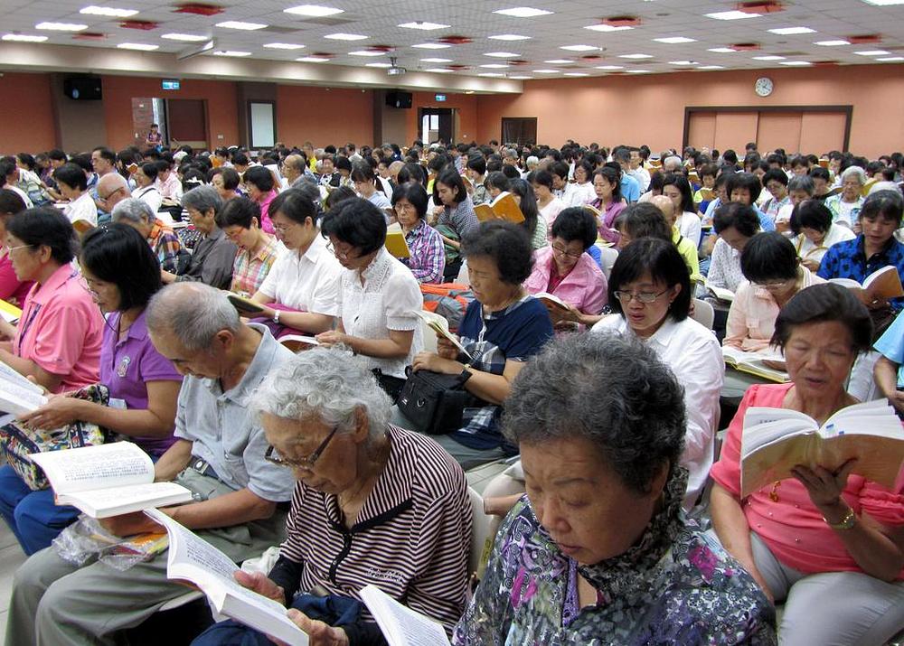 Praktikanti Falun Gonga uče zajedno za vrijeme godišnjeg skupa u Chientan centru za aktivnosti mladih.