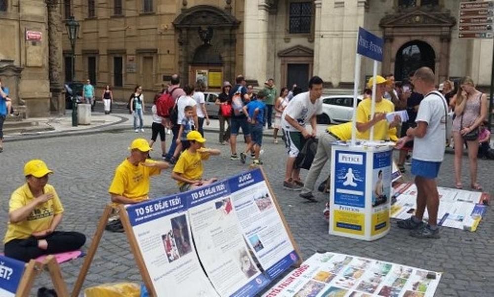 Falun Gong manifestacija u Pragu u Češkoj republici.