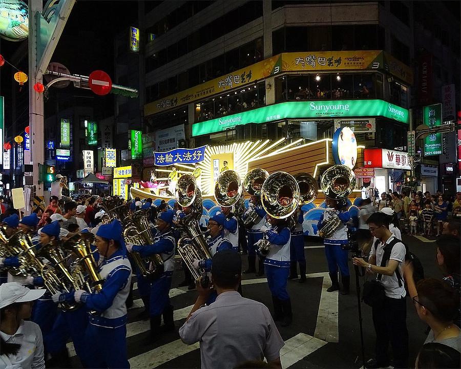 Tian Guo marširajući orkestar, sastavljen od lokalnih praktikanta Falun Gonga.