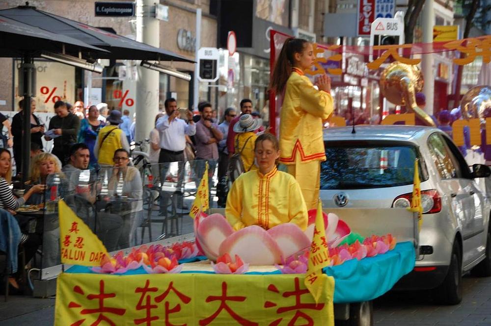Praktikanti demonstriraju Falun Gong vježbe na pokretnom splavu. 