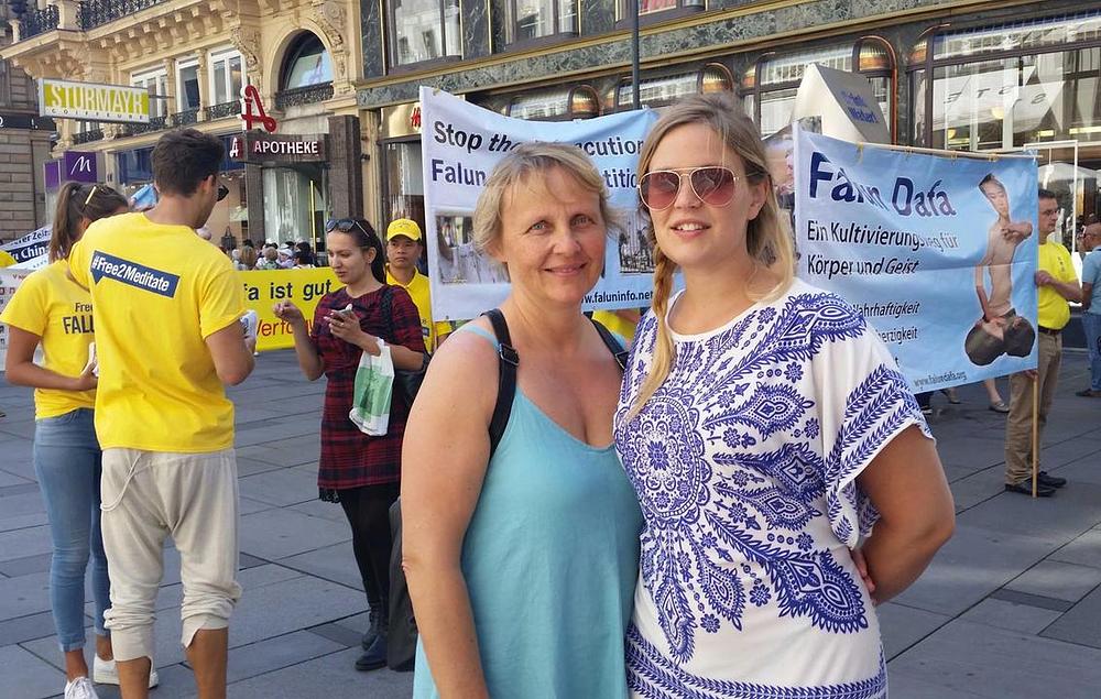 Ana (desno) i njena majka podržavaju Falun Gong. 