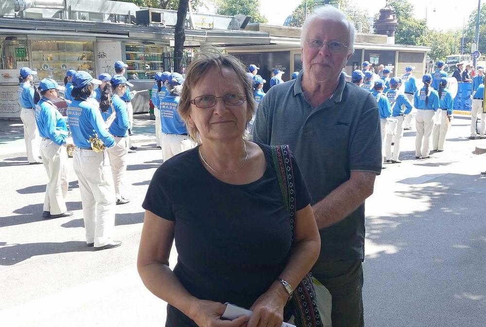Margret i njen suprug podržavaju napore praktikanata Falun Gonga za okončanje progona. 