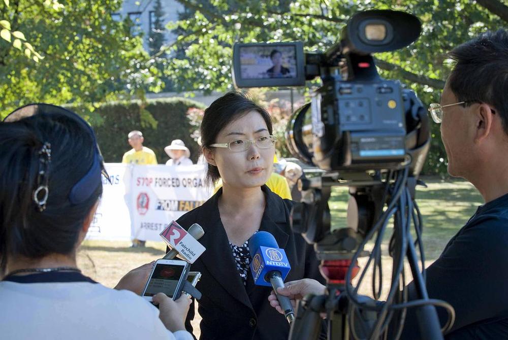 Alice Zhang je kazala da je njena majka, Tang Huafeng, uhapšena u februaru mjesecu 2014. godine i da se još uvijek nalazi u zatvoru. 