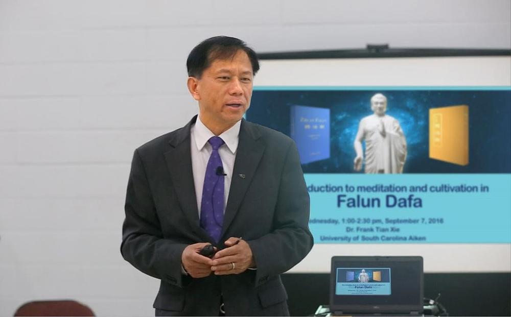 Dr, Xie podučava prvi kurs Falun Dafa na Akademiji cjeloživotnog učenja na Univerzitetu u Južnoj Karolini u Aikenu. 