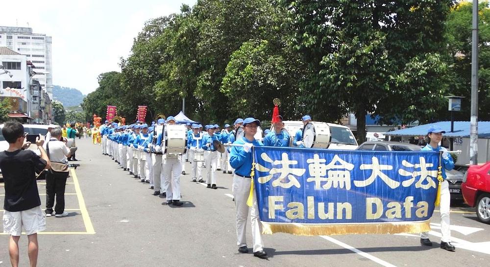 Tian Guo stupajući orkestar je predvodio paradu u Pandan Indahu.