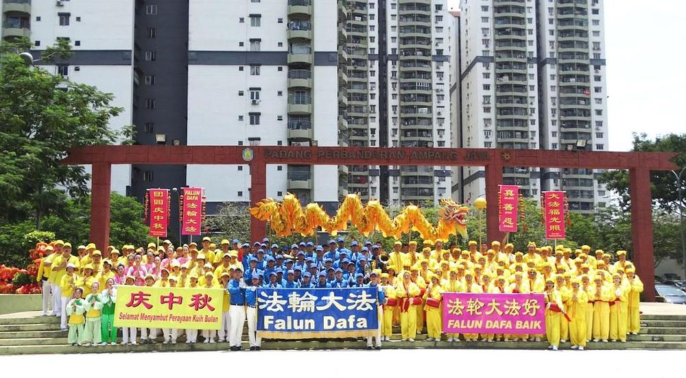 Nakon završetka parade, praktikanti su se okupili na grupno fotografiranje želeći tako poželjeti osnivaču Falun Dafa, g. Li Hongzhiju sretan Festival sredine jeseni. 