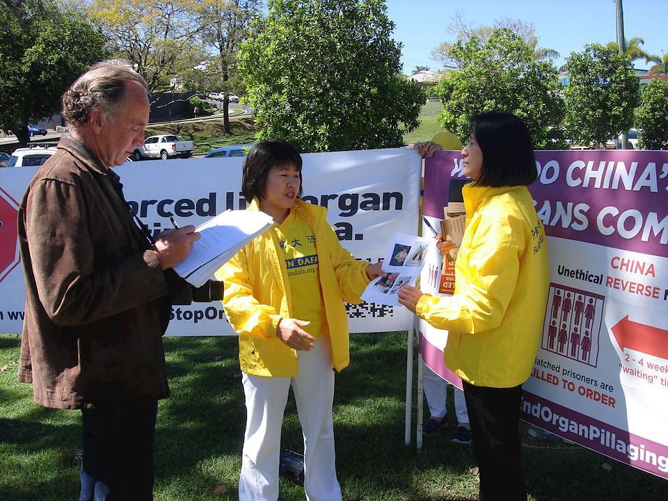 Reporter iz Gympie Timesa, lokalnih novina, intervujiše praktikante Falun Gonga.