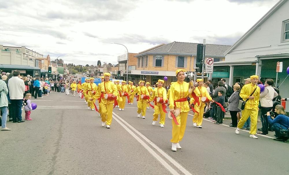 Falun Gong dobošarska grupa je muzicirala na paradi u povodu Jesenjeg festivala tulipana u Bowralu u Australiji. 