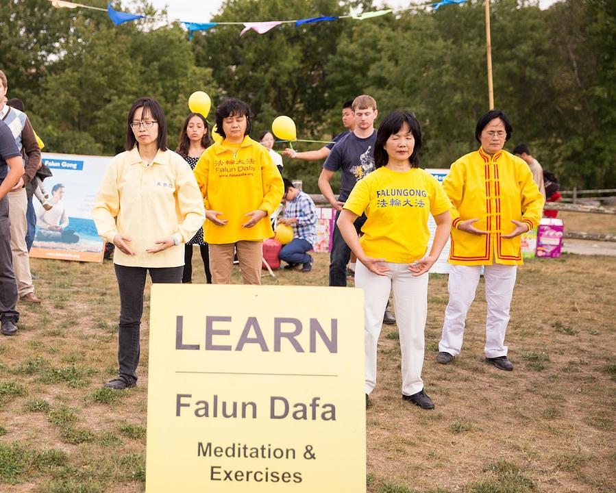 Praktikanti demonstriraju pet Falun Gong vježbi.