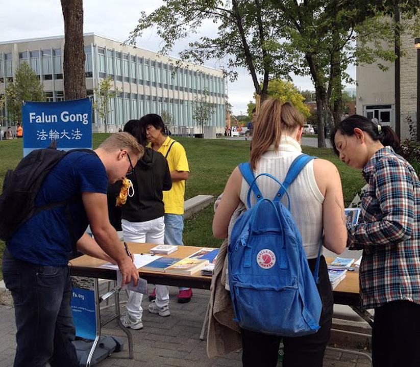 Kanadski studenti potpisuju peticiju podrške Falun Gongu. 