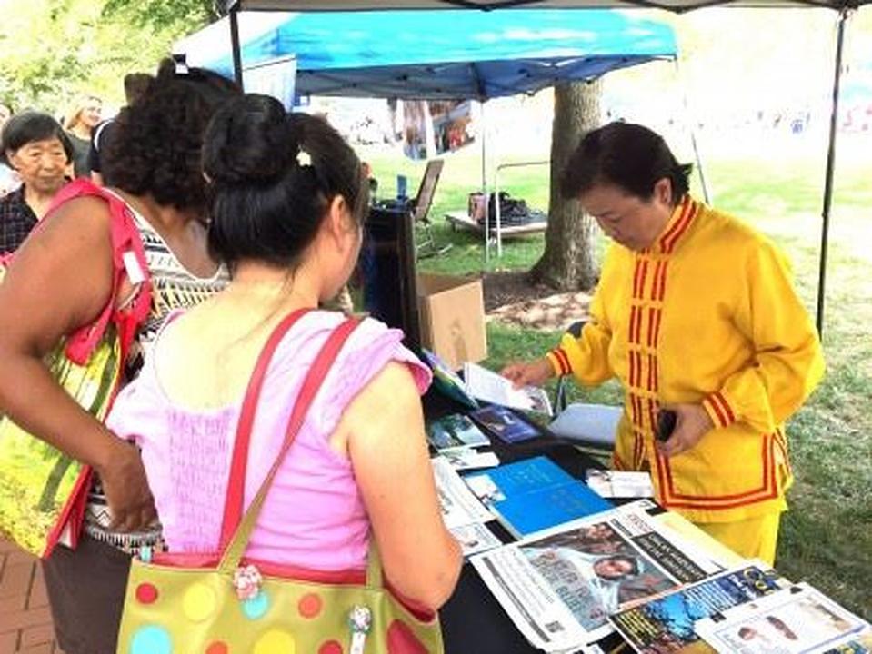 Falun Gong štand na Danu zajednice Newarka. 