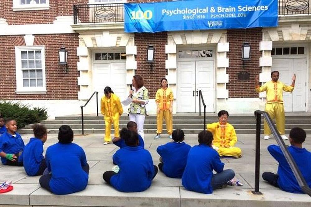 Demonstracija Falun Gong vježbi. 