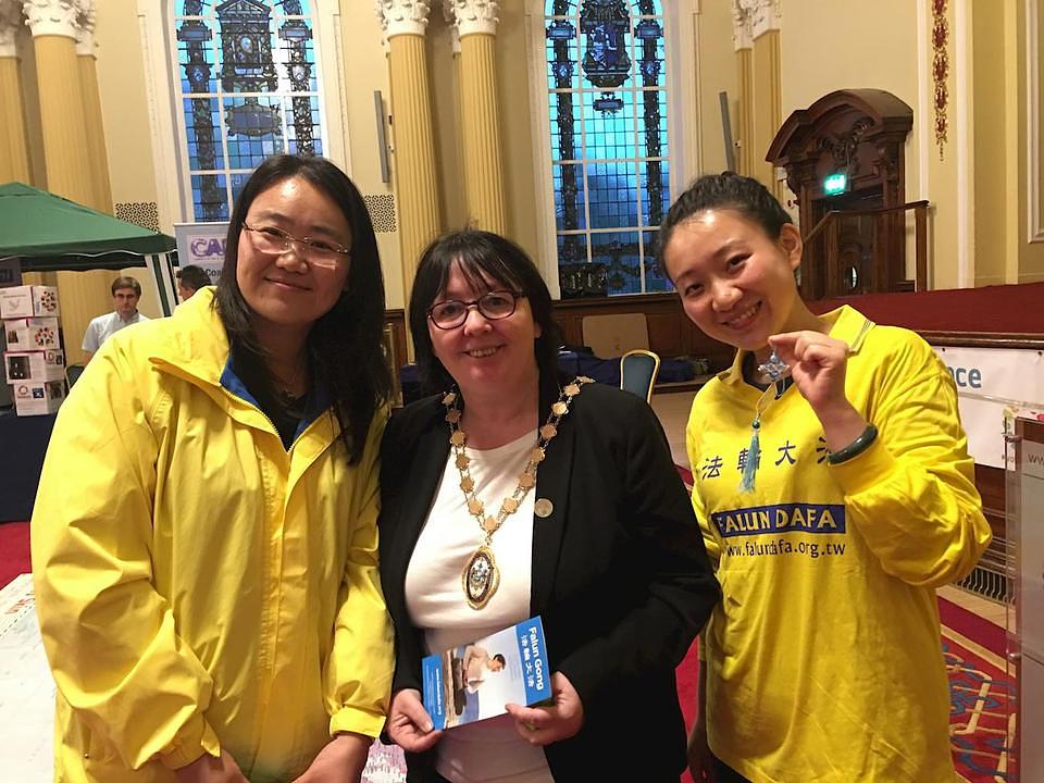 Zamjenica gradonačelnika Mary Ellen Campbell saznaje od praktikanata za prisilno uzimanje organa od praktikanata Falun Gonga u Kini. Ona se nada da će progon ubrzo biti zaustavljen. 