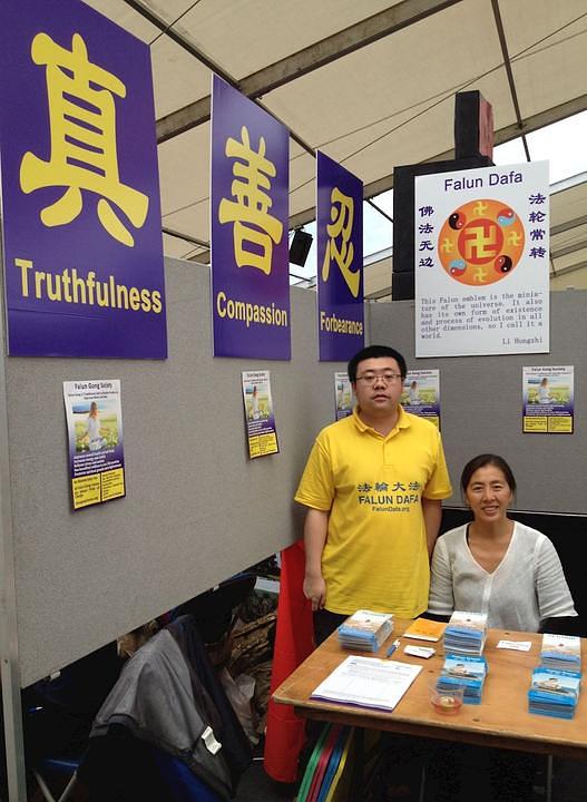 Skoro 1000 ljudi je potpisalo peticiju na Falun Gong štandu, pozivajući na prekid progona. 