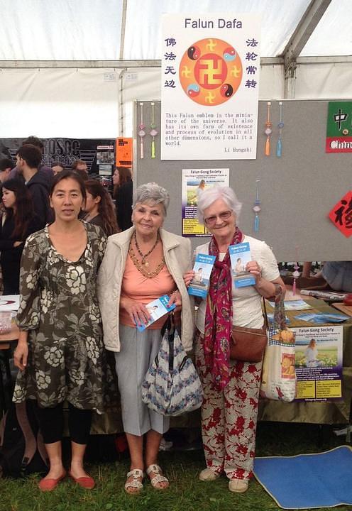 Praktikantica Vicky, koja ima 83 godine (desno), i njeni prijatelji su predstavljali Falun Gong novim studentima. 