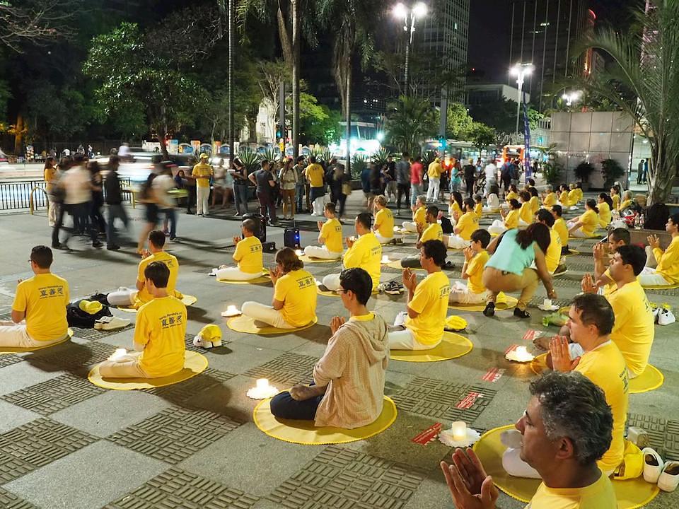 Demonstracija Dafa vježbi na ulici Paulista, koja se nalazi u poslovnom kvartu São Paula. Nekoliko je turista i lokalnih stanovnika naučilo vježbe. 
