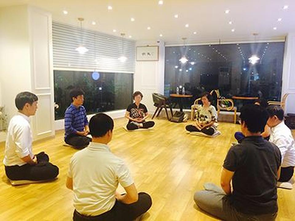 Novi praktikanti uče sjedeću meditaciju