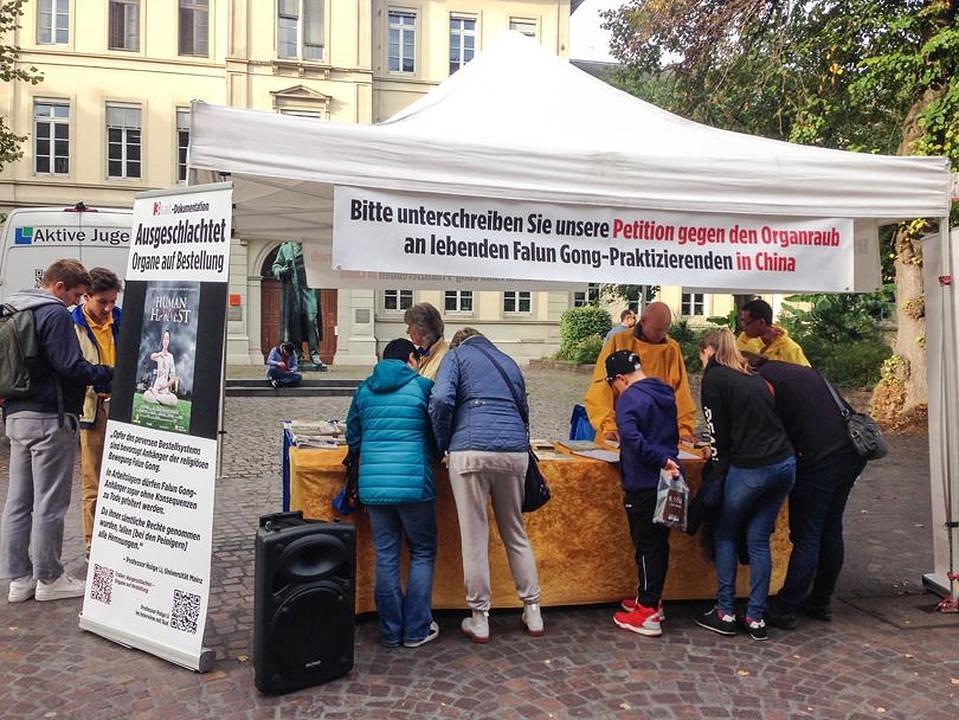Ljudi su u Hajdelbergu 15. oktobra potpisivali peticiju tražeći prekid prisilne žetve organa u Kini.