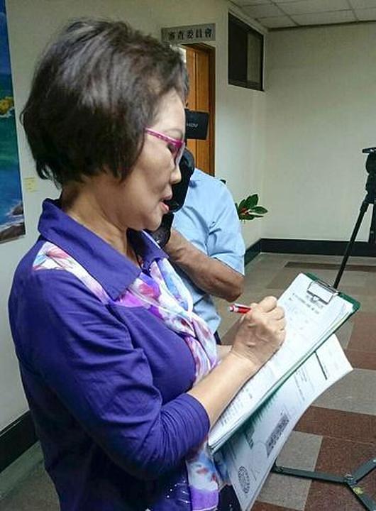 Članica vijeća Lin Chiu-hui potpisuje peticiju podrške tužbama protiv Jiang Zemina.