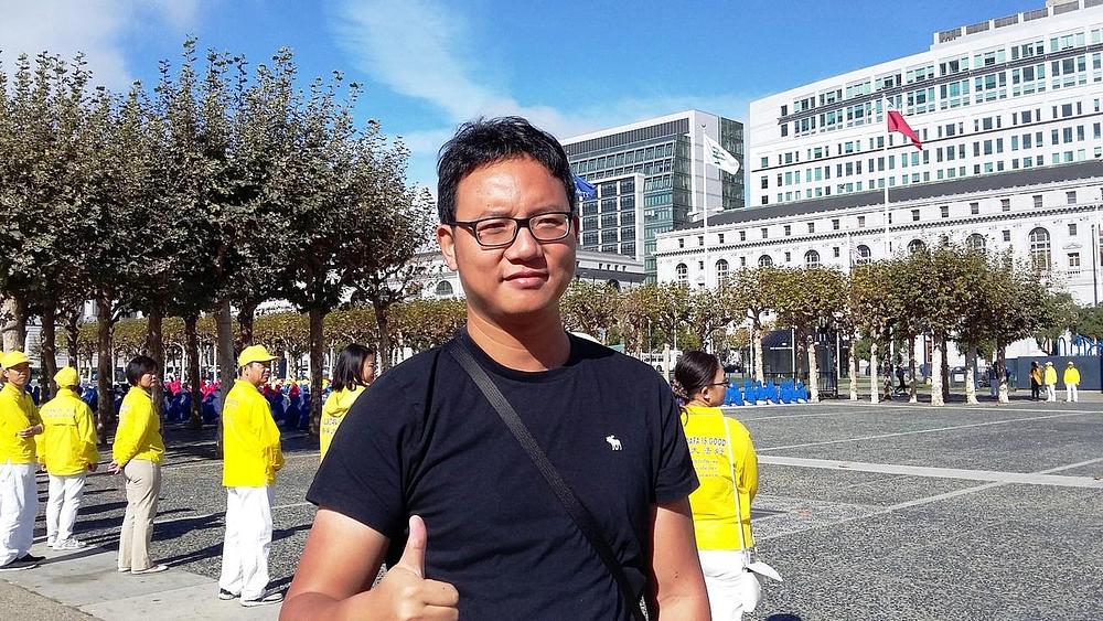Hu Jinwei, imigrant iz Kine, je kazao da kineski  komunistički režim uništava suštinu kineske tradicije i kulture uništavajući Falun Dafa.“ 