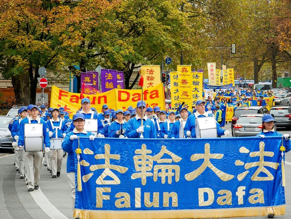 Blizu hiljadu praktikanata Falun Gonga je 5. novembra 2016. godine marširalo u Minhenu, u Njemačkoj u cilju podizanja javne svijesti o progonu koji Kineska komunistička partija (KKP) vrši nad Falun Gongom. 