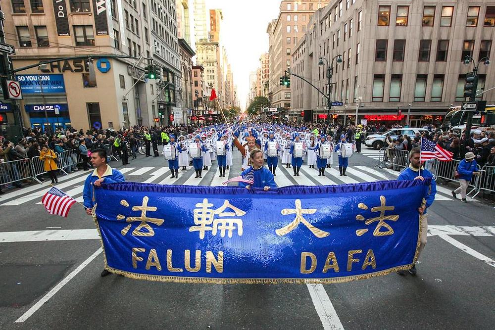 Tianguo marširajući orkestar je 11. novembra predvodio Falun Gong sekciju na Američkoj paradi u povodu Dana veterana za 2016. godinu u New Yorku. 