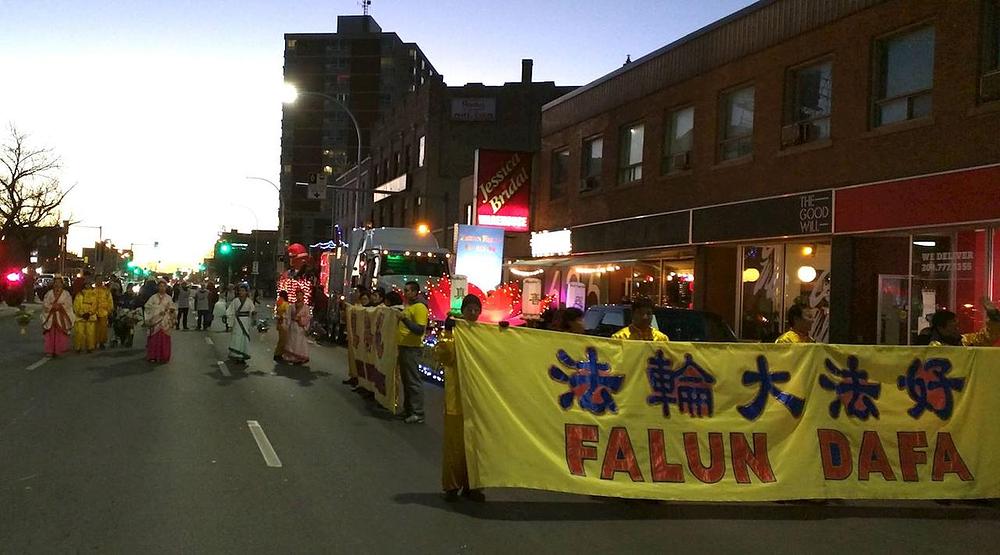Praktikanti Falun Gonga su učestvovali na paradi Djeda Božićnjaka u Winnipegu 13. novembra 2016. godine.