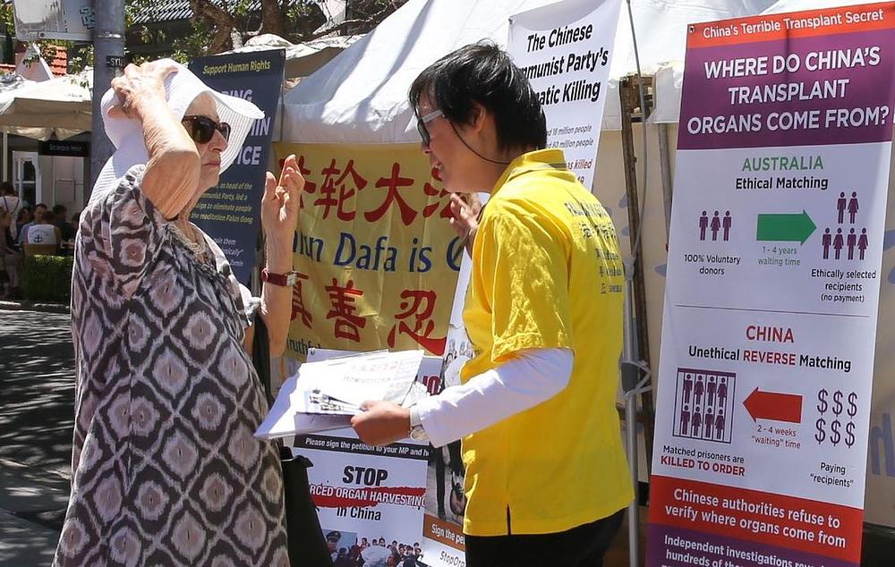 Jedna je lokalna stanovnica kazala praktikantima da će napisati pismo australijskom premijeru i tražiti od njega da pomogne praktikantima Falun Gonga. Također je uzela gomilu Falun Gong materijala kako bi ih mogla kasnije pročitati.