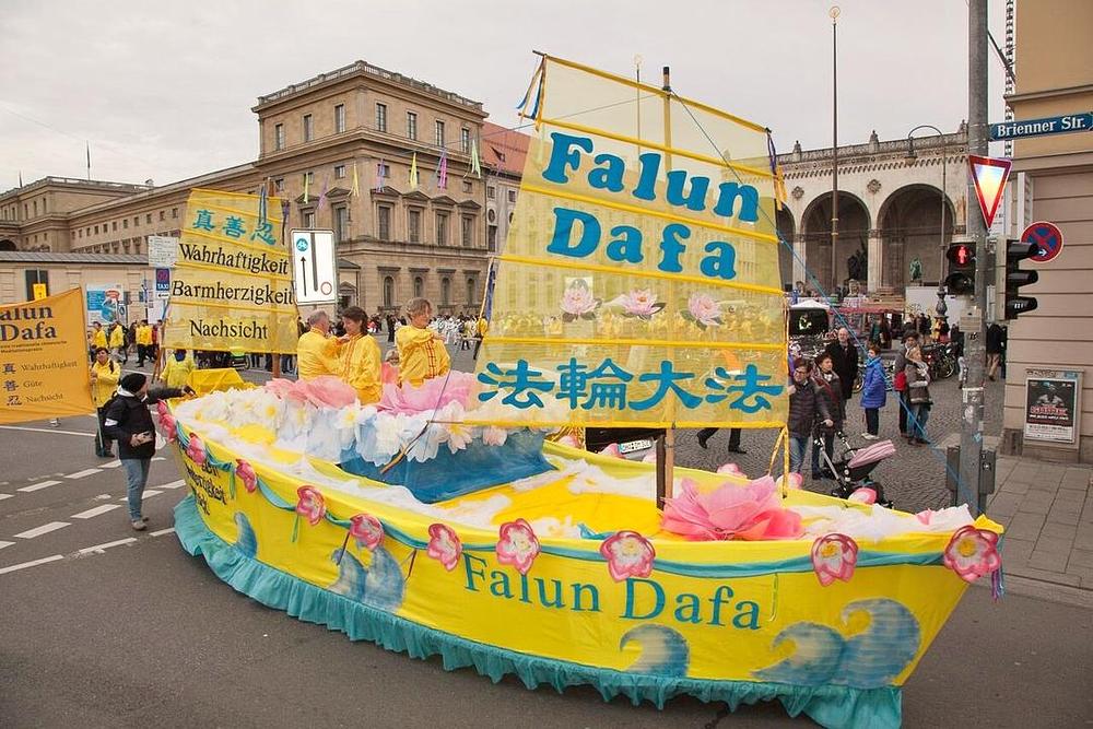 Skoro tisuću Falun Gong praktikanata u miroljubivom maršu prolazi ulicama Munchena.