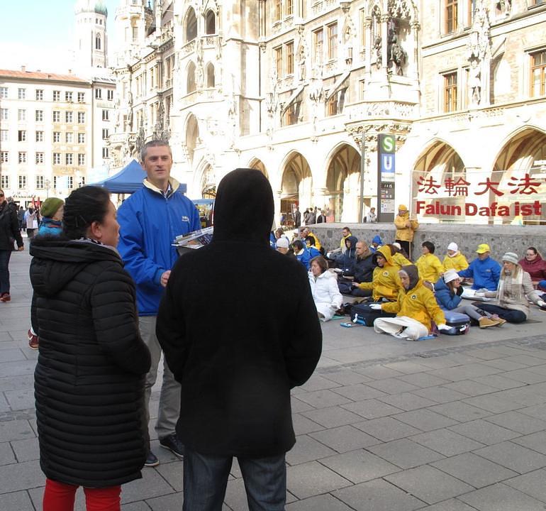 Razgovor s ljudima o Falun Gongu