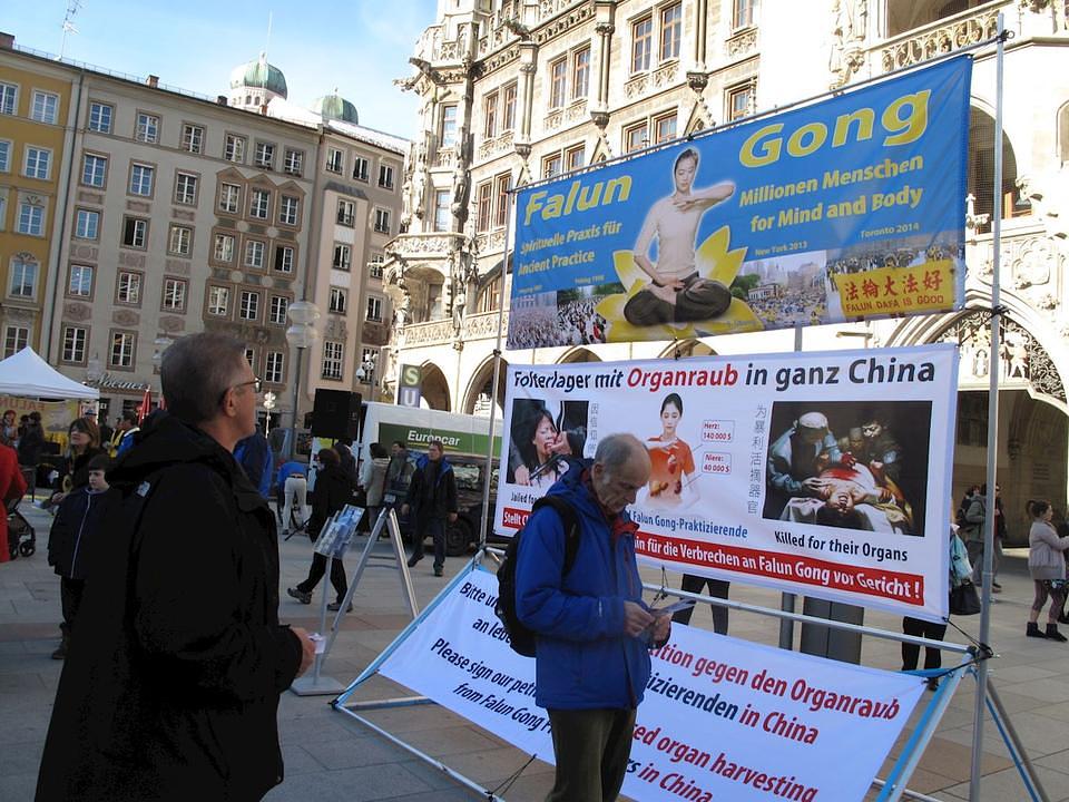 Ljudi čitaju informacije vezane za zločin žetve organa u Kini