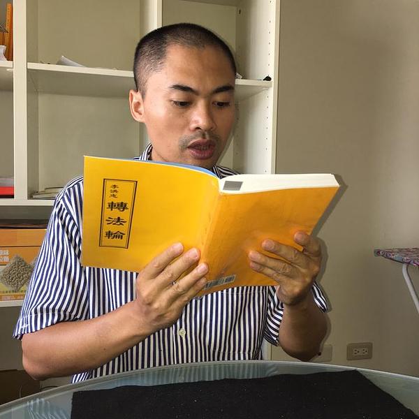 Kapetan Nguyễn čita Zhuan Falun na kineskom jeziku. 