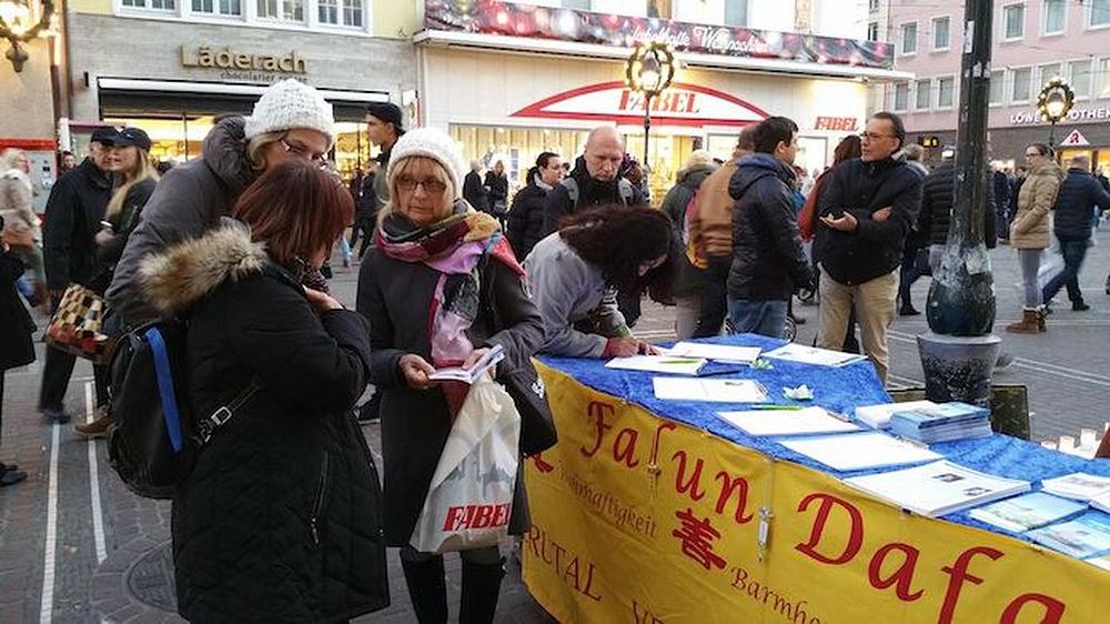 Turisti i stanovnici potpisuju peticiju za kraj žetve organa.