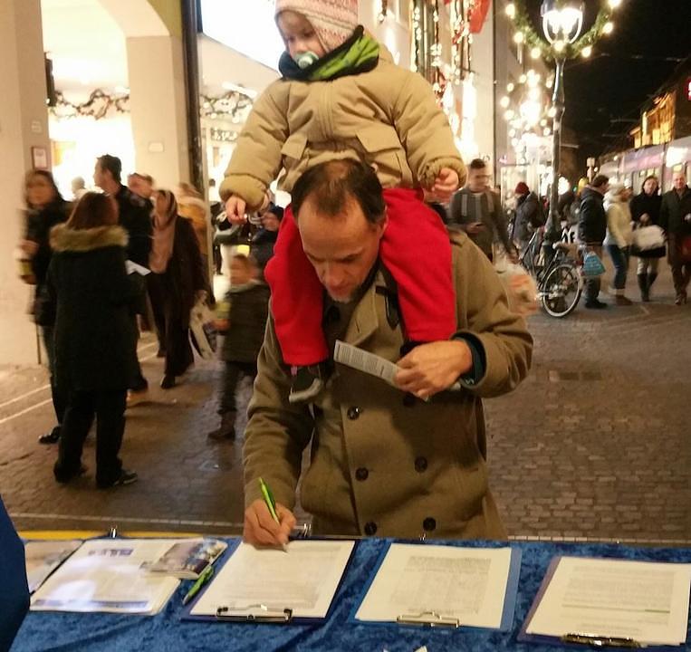 Nijemac potpisuje peticiju za prekid progona.