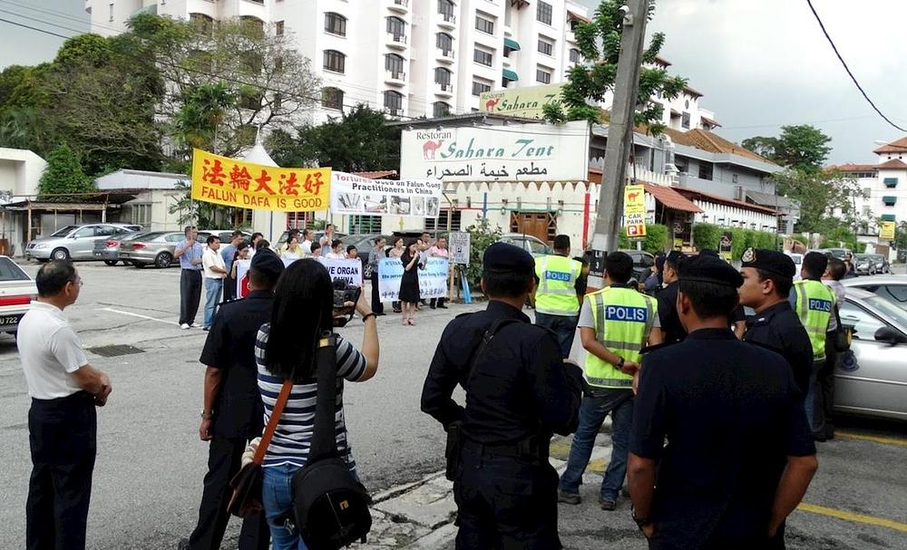Praktikanti Falun Gonga su se okupili ispred kineske ambasade u Maleziji i osudili progon u Kini.