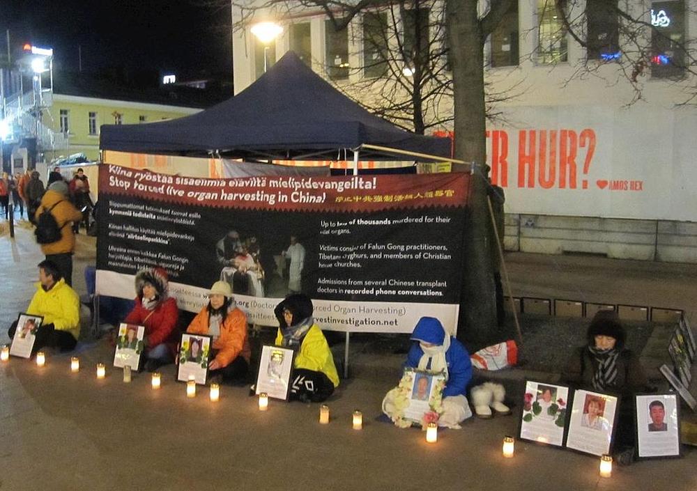 Bdijenje uz svijeće na trgu Kamppi, za spomen na praktikante koji su umrli u progonu.