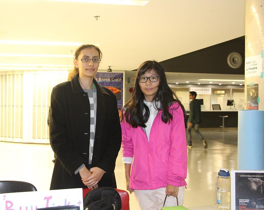 Direktorica <i>Choose Humanity</i>, Chen Xi (desno), pokraj tajnice Nooram. Njihova organizacija je sponzorirala projekciju filma. 