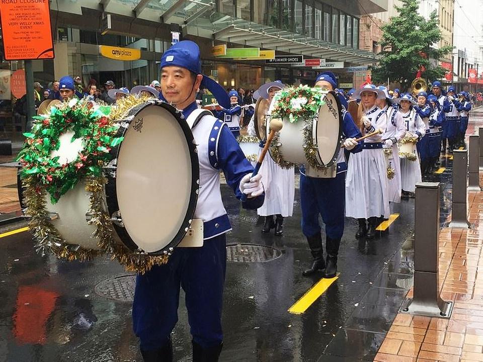 Tian Guo marširajući orkestar je učestvovao u paradi Djeda Božićnjaka u Welingtonu.
