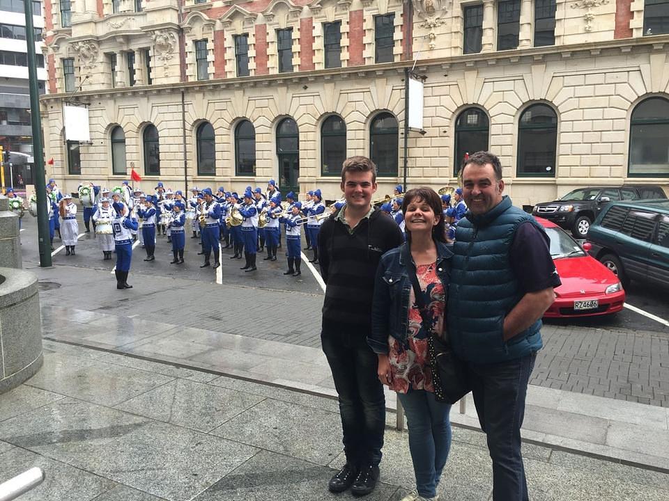 Dave, njegova supruga Joanna i njihov sin Alex su bili dirnuti nastupom Tian Guo marširajućeg orkestra.