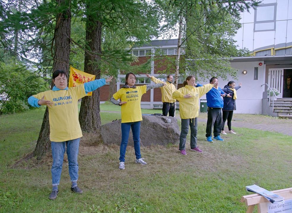 Praktikanti Falun Gonga iz Norveške izvode vježbe na turističkom odredištu.