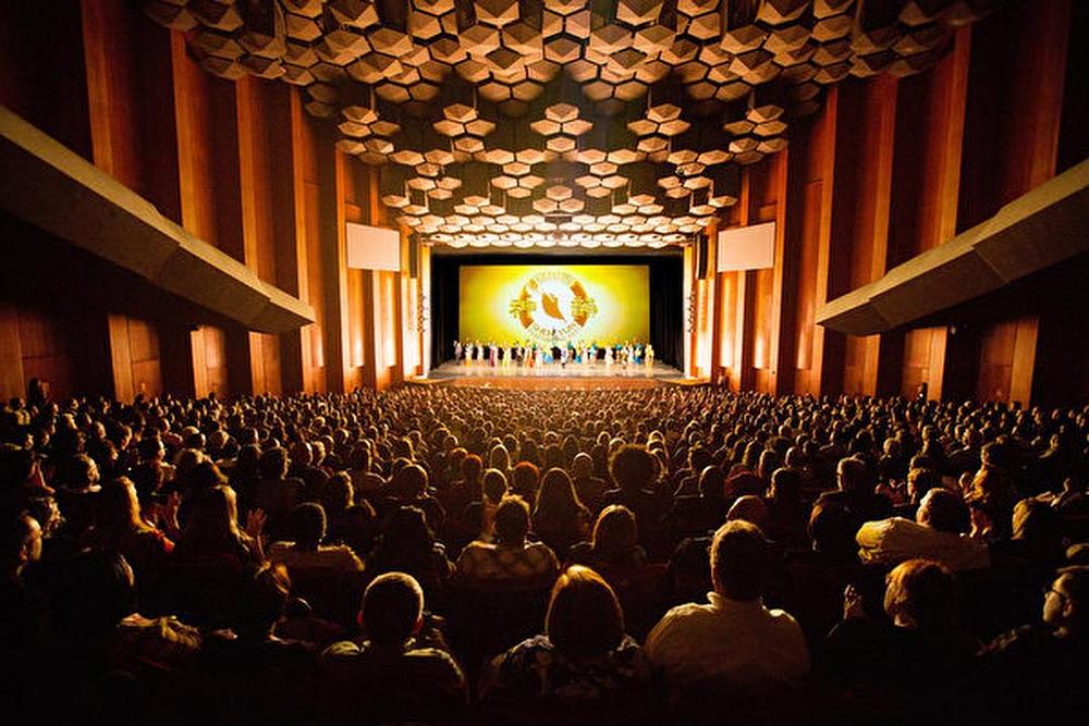 Poziv pred pozorišnu zavjesu međunarodne kompanije Shen Yun u Jones Hall-u za scenske umjetnosti u Houstonu u Texsasu 26. decembra 2016. godine. Postavljana su i dodatna sjedišta kako bi se udovoljilo velikom interesu publike.