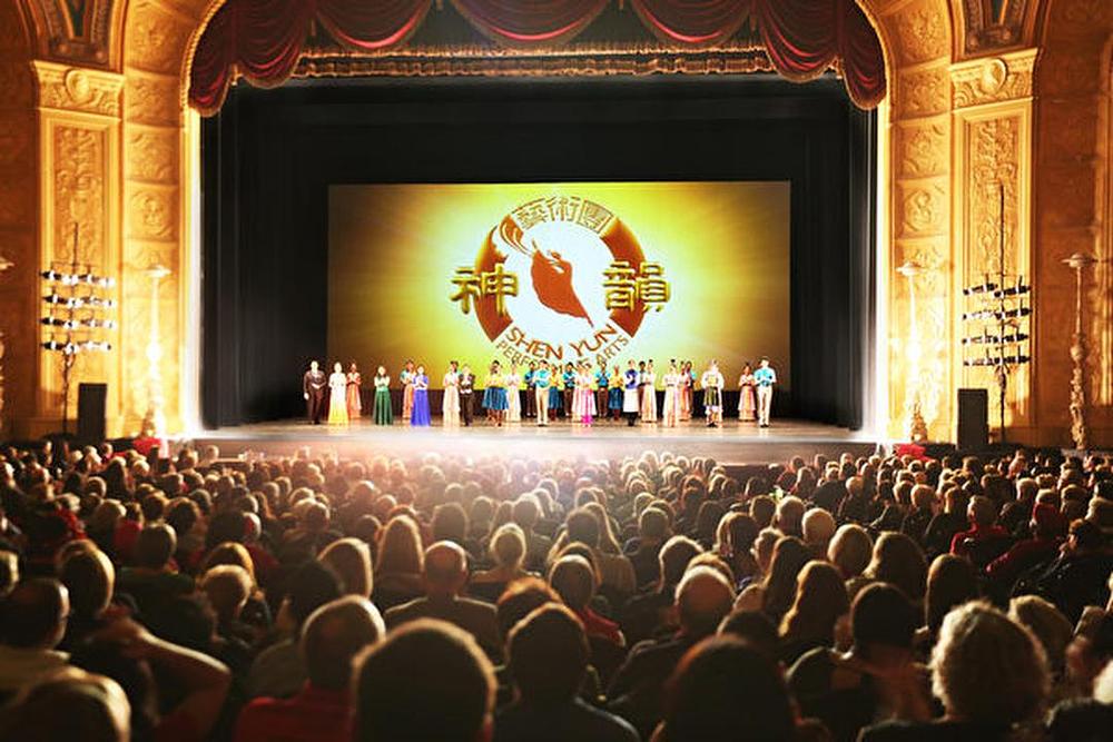 Predstava Shen Yun međunarodne kompanije u Detroit Opera House u Detroitu, Michigan 26. decembra 2016. godine.