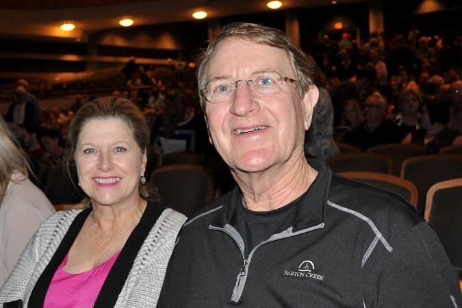 Larry Graves, nekadašnji rukovodilac finansijskog odjeljenja Dell Inc, sa svojom suprugom u The Long Center za scenske umjetnosti u Austinu u Texasu 26. decembra 2016. godine. 
