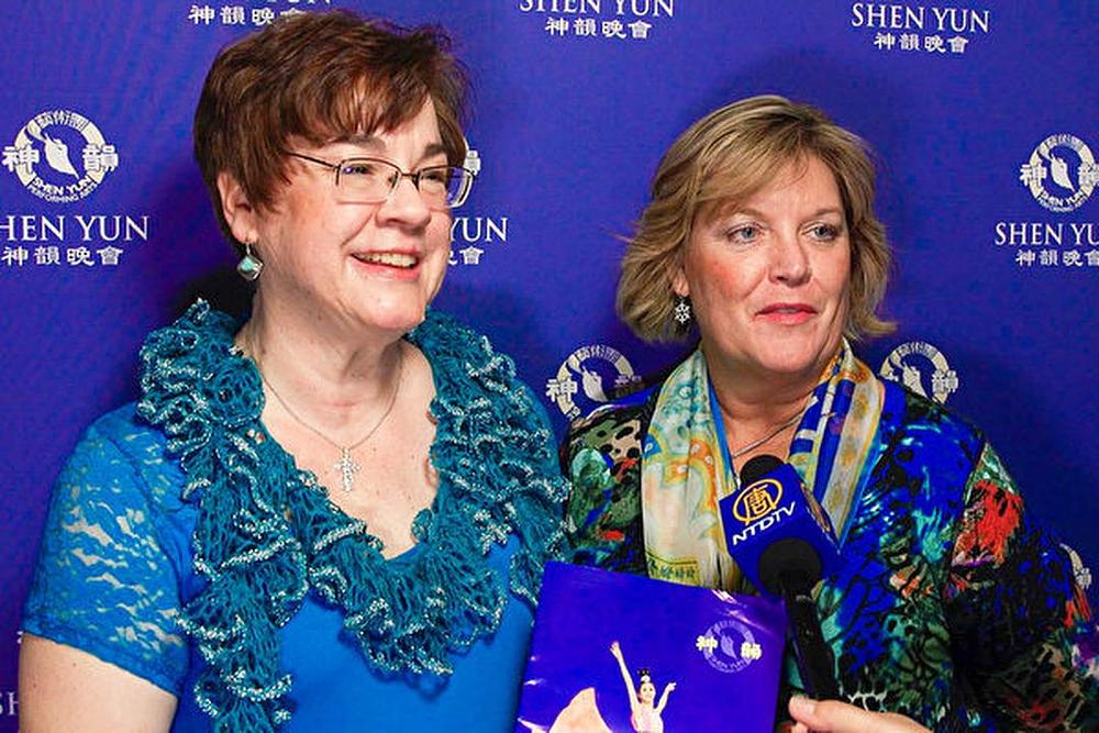 Umirovljena komercijalna dizajnerka enterijera, Barbara Sidick (lijevo) i Michelle Lodge (desno) u Opernoj kući u Detroitu 26. decembra 2016. godine.
