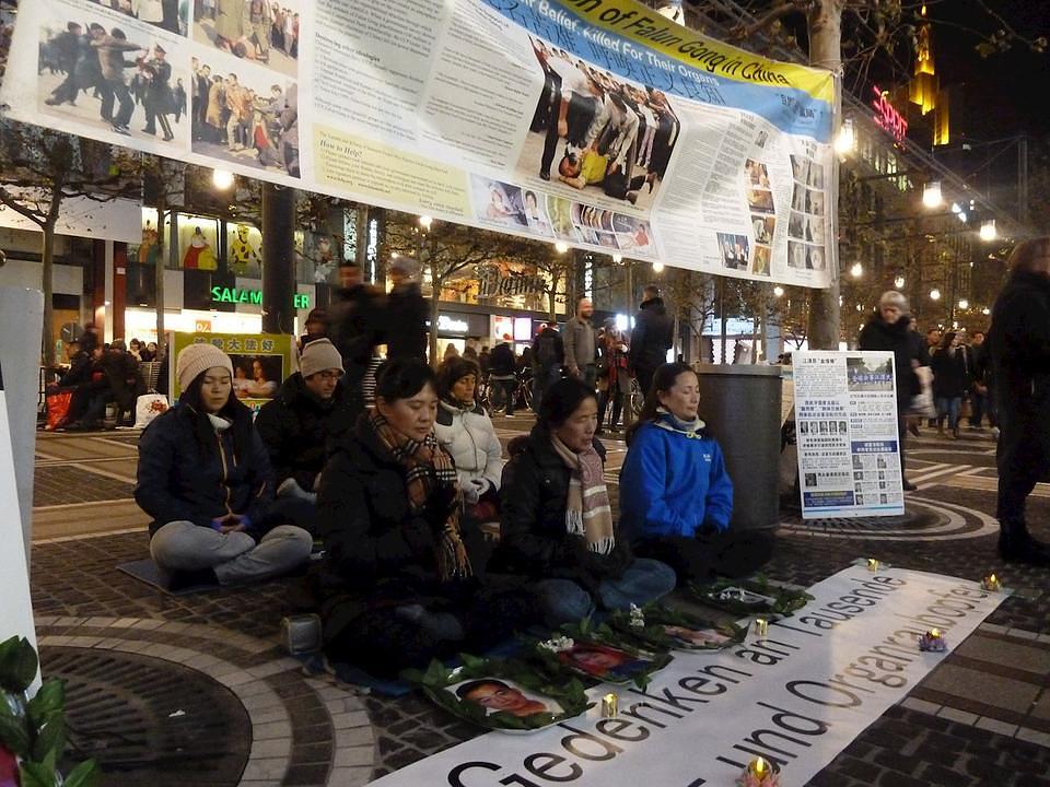 Bdijenje uz svijeće 10. decembra u Frankfurtu u znak komemoracije praktikantima koji su umrli zbog progona u Kini.