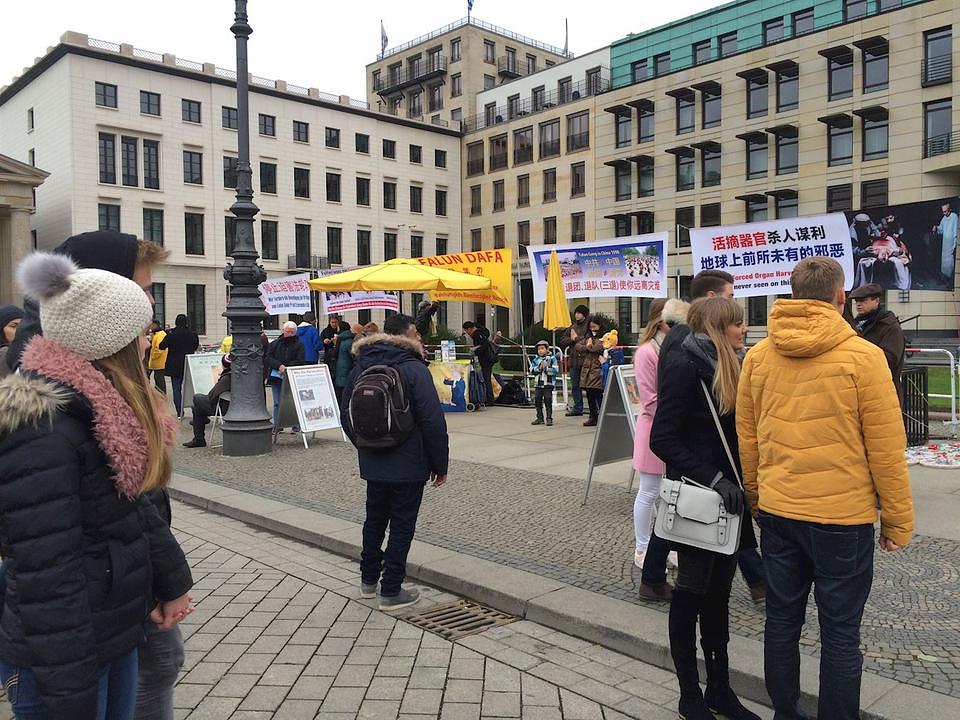 Praktikanti demonstriraju Falun Gong vježbe na Brandenburškoj kapiji u Berlinu.