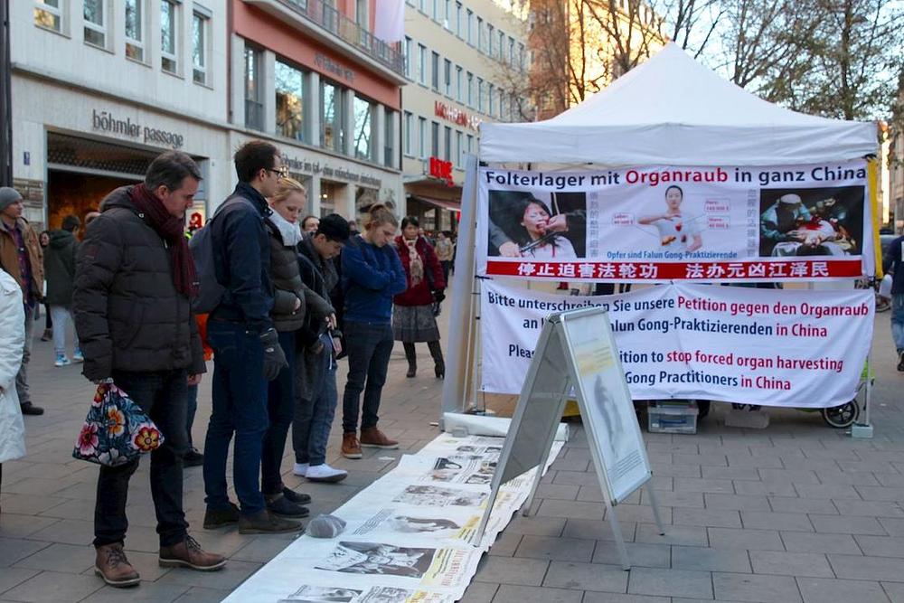 Lokalni stanovnici i turisti u Minhenu se informišu o progonu Falun Gonga.