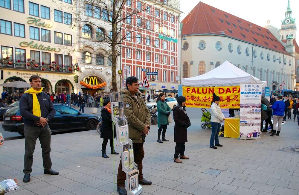 Demonstracija Falun Gong vježbi u Minhenu.